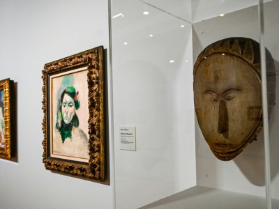 Le "portrait de Marguerite" d'Henri Matisse et un masque de bois font partie de  l'exposition proposée au musée départemental Matisse du Cateau-Cambrésis (Nord), le 8 NOVEMBRE 2019 - DENIS CHARLET [AFP]