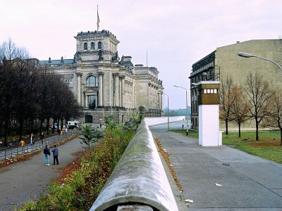 Le Mur de Berlin à hauteur du Reichstag à Berlin le 10 novembre 2019 - GERARD MALIE [AFP/Archives]