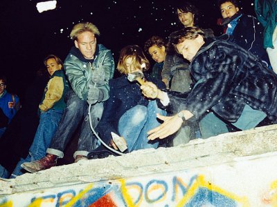 Des Berlinois commencent à détruire le Mur, dans la nuit du 10 novembre 1989 - STRINGER [dpa/AFP]
