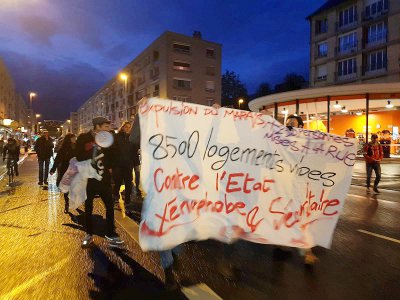 Une quarantaine de personnes ont manifesté dans les rues de Caen vendredi 8 novembre face aux expulsions. - Léa Quinio