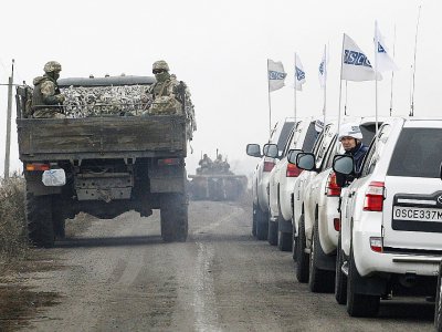 File de voitures d'observateurs de l'OSCE en charge de vérifier le rtrait des forces ukrainiennes près du village de Bogdanivka, dans la région de Donetsk, le 9 novembre 2019 - - [AFP]