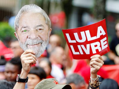 Plusieurs centaines de partisans de Lula l'attendaient au siège du syndicat des métallos de Sao Bernardo do Campo, dans la périphérique de Sao Paulo, le 9 novembre 2019 - Miguel SCHINCARIOL [AFP]