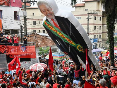 "Je suis libre pour contribuer à libérer le Brésil de cette folie qui se déroule en ce moment dans le pays", a déclaré Lula dans une vidéo sur Twitter au lendemain de sa libération - Nelson ALMEIDA [AFP]