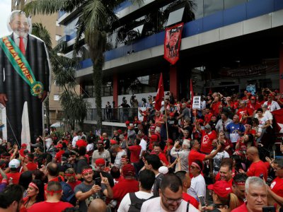 Rassemblement des partisans de Lula devant le siège des métallos de Sao Bernardo do Campo, près de Sao Paulo, le 9 novembre 2019 - Miguel SCHINCARIOL [AFP]