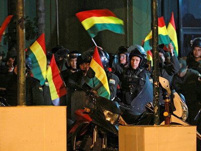Des policiers boliviens brandissent le drapeau national après avoir rejoint le mouvement de mutinerie à Santa Cruz, Bolivie, le 6 novembre 2019 - DANIEL WALKER [AFP]