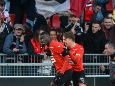 Mbaye Niang congratulé par Adrien Hunou, également buteur, a marqué pour Rennes face à Amiens, le 10 novembre 2019 au Roazhon Park - JEAN-FRANCOIS MONIER [AFP]