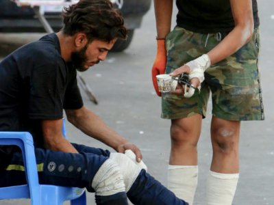 Un manifestant irakien blessé reçoit des soins de premier secours sur la place Khallani à Bagdad, le 10 novembre 2019 - SABAH ARAR [AFP]