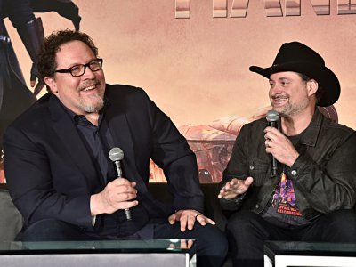 Jon Favreau (G) et Dave Filoni, "bras droit" de George Lucas, sont les producteurs exécutifs de "The Mandalorian" pour Disney+, photographiés à Lo Angeles le 19 octobre 2019 - Alberto E. Rodriguez [GETTY IMAGES NORTH AMERICA/AFP/Archives]