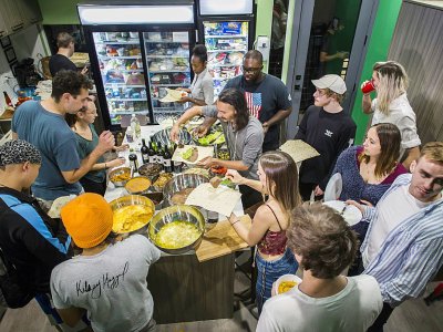 Des occupants de la résidence partagent leur repas dans une des cuisines communes - Apu Gomes [AFP]