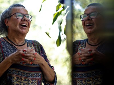 Thais de Azevedo, une transgenre brésilienne de 71 ans, ici à Sao Paulo le 4 octobre 2019, a pu retrouver une belle dentition grâce à des dentistes bénévoles qui aident les victimes de violences conjugales - Miguel SCHINCARIOL [AFP]