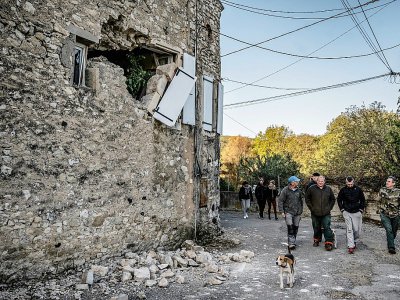 Des habitants du Teil (Ardèche) inspectent le 12 novembre 2019 les dégâts causés par le séisme de la veille - JEFF PACHOUD [AFP]