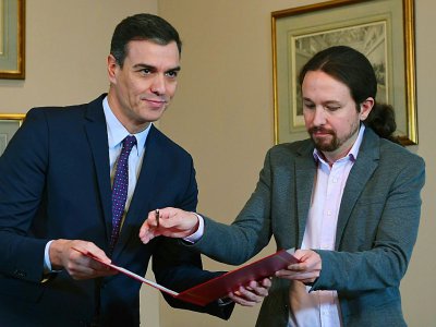 Le Premier ministre espagnol Pedro Sanchez et le leader de Podemos Pablo Iglesias signent un accord pour former un gouvernement, le 12 novembre 2019 à Madrid - GABRIEL BOUYS [AFP]