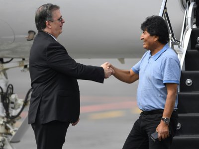Le ministre mexicain des Affaires étrangères Marcelo Ebrard accueille l'ex-président bolivien Evo Morales à son arrivée à l'aéroport de Mexico, le 12 novembre 2019 - PEDRO PARDO [AFP]