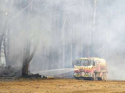 Un camion de pompiers lutte contre un incendie de forêt à Glenreagh, à 600 km au nord de Sydney - WILLIAM WEST [AFP]