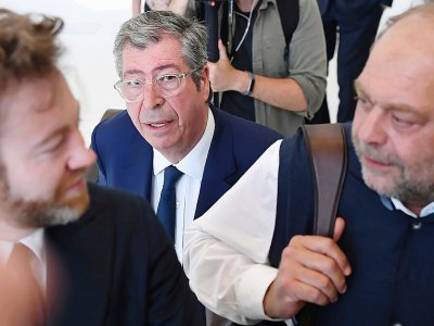 Patrick Balkany (c) et ses avocats Antoine Vey (g) et Eric Dupond-Moretti (d) au tribunal de Paris, le 19 juin 2019 - Eric FEFERBERG [AFP/Archives]
