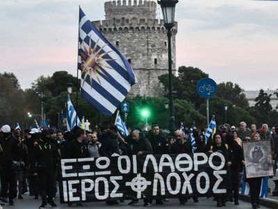 "Immigrants illégaux dehors", peut-on lire sur une banderole lors d'une manifestation à Thessalonique contre le transfert de migrants des îles grecques vers le continent, le 3 novembre 2019 - Sakis MITROLIDIS [AFP]