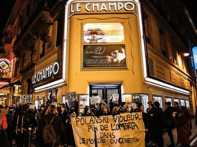 Des manifestants accusent le réalisateur Roman Polanski d'être un violeur devant un cinéma où devait être projeté son nouveau film en avant-première, le 12 novembre 2019 à Paris - Christophe ARCHAMBAULT [AFP]