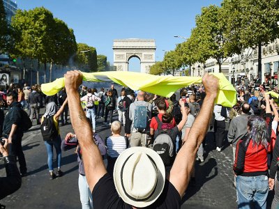 Une manifestation de "gilets jaunes" sur les Champs-Elysées à Paris, le 21 septembre 2019 - Lucas BARIOULET [AFP/Archives]