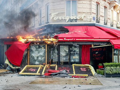 Le restaurant Le Fouquet's incendié pendant une manifestation des gilets jaunes, le 16 mars 2019 sur les Champs-Elysées à Paris - Zakaria ABDELKAFI [AFP/Archives]