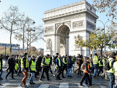 Des gilets jaunes rassemblés devant l'Arc de Triomphe sur les Champs-Elysées, le 17 novembre 2018 à Paris - STEPHANE DE SAKUTIN [AFP/Archives]