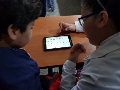 Les enfants de l'école de Saaba de Casablanca utilisent des tablettes numériques. - Marc Aubault