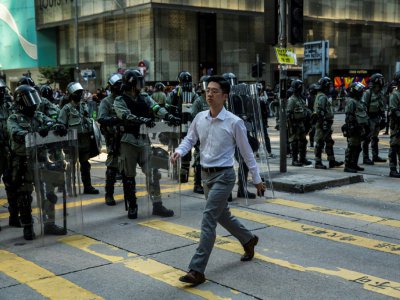 Des policiers dans un des quartiers les plus centraux de l'île de Hong Kong, le 15 novembre 2019 - ISAAC LAWRENCE [AFP]