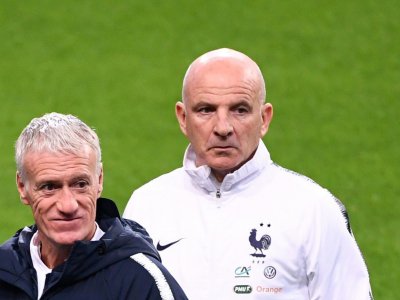 L'entraîneur assistant des Bleus Guy Stephan (d) et le sélectionneur Didier Deschamps dirigent une séance d'entraînement au Stade de France, le 13 novembre 2019 - FRANCK FIFE [AFP]