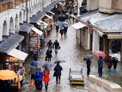 Des passants dans les rues inondées de Venise, le 15 novembre 2019 - Filippo MONTEFORTE [AFP]