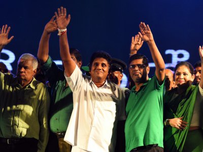 Sajith Premadasa (C) salue ses supporters lors de la dernière réunion de la campagne électorale, le 13 novembre 2019 à Colombo - ISHARA S. KODIKARA [AFP/Archives]