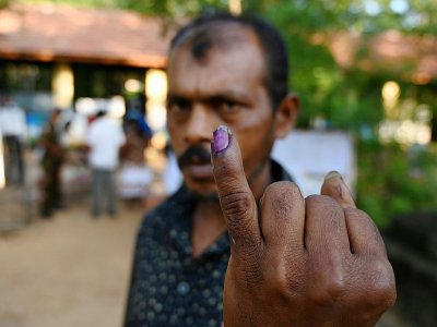 Un homme vient de voter à Weerawila au Sri Lanka pour l'élection  présidentielle le 16 novembre 2019 - Ishara S. KODIKARA [AFP]