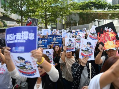 Rassemblement appelant la police de Hong Kong à rétablir l'ordre devant le conseil législatif (parlement) de Hong Kong le 16 novembre 2019 - Ye Aung THU [AFP]