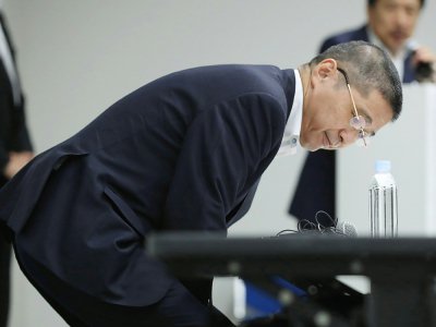Le directeur de Nissan Hiroto Saikawa s'assoie pour une conférence de presse à Tokyo au cours de laquelle il annonce sa prochaine démission, le 9 septembre 2019 - jiji press [JIJI PRESS/AFP]