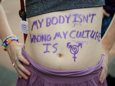 Une personne affiche un message sur son ventre lors d'une manfestation pour les droits des personnes trans, à Washington, le 9 juin 2017 - Drew Angerer [GETTY IMAGES NORTH AMERICA/AFP]