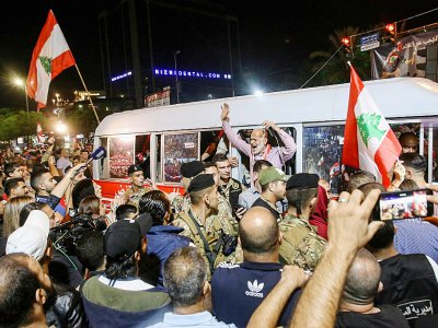 Le "bus de la révolution" arrive dans la ville de Saïda, dans le sud du Liban, le 16 novembre 2019 au soir - Mahmoud ZAYYAT [AFP]