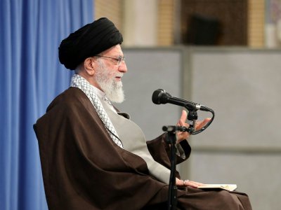 Photo fournie par le bureau du chef de l'ayatollah Khamenei le montrant lors d'une réunion avec des responsables religieux à Téhéran, le 17 novembre 2019 - - [KHAMENEI.IR/AFP]