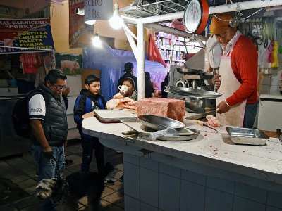 Un boucher dont le stand est quasiment vide au marché Rodriguez de La Paz, en Bolivie, le 16 novembre 2019 - AIZAR RALDES [AFP]