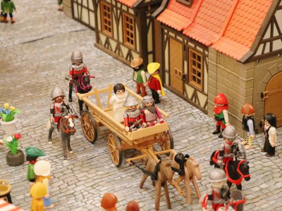 Jeanne d'Arc est conduite ici à travers les rues de Rouen vers le bûcher, avec cette reconstitution en Playmobil à l'Historial Jeanne d'Arc. - Amaury Tremblay