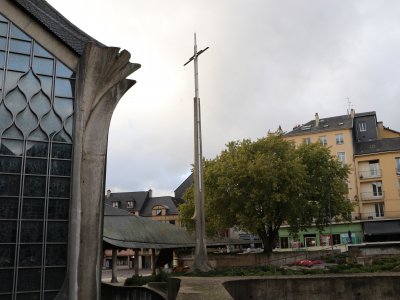 Le bûcher de Jeanne d'Arc, au pied de l'église éponyme, sur la place du Vieux-Marché à Rouen. - Amaury Tremblay