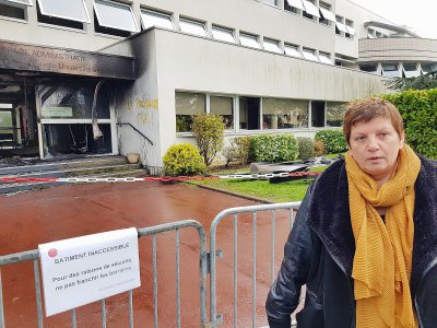 Virginie Catherine, directrice générale du CROUS Normandie, devant le bâtiment incendié dans la nuit de dimanche 17 à lundi 18 novembre 2019, à Caen (Calvados). - Célia Caradec