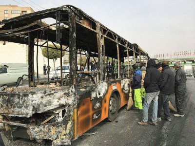 Un bus brûlé par des manifestants à Ispahan dans le centre de l'Iran, le 17 novembre 2019 - - [AFP]