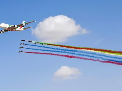 La patrouille acrobatique des Emirats arabes unis, Al-Fursan, vole aux côtés d'un Airbus A380 de la compagnie Emirates, le 17 novembre 2019 au Dubaï Airshow - KARIM SAHIB [AFP]