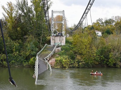 Les sauveteurs à la recherche d'éventuelles victimes du pont suspendu qui s'est écroulé, à Mirepoix-sur-Tarn, près de Toulouse, le 18 novembre 2019 - ERIC CABANIS [AFP]