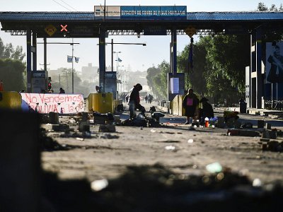 Un barrage routier érigé par des partisans du président bolivien déchu Evo Morales, à Sacaba, près de Cochabamba, le 18 novembre 2019 - RONALDO SCHEMIDT [AFP]