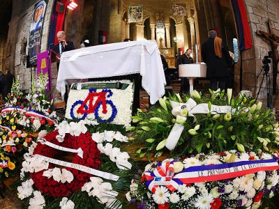 Des fleurs du Président de la République (d) et du Prince de Monaco (c) pour les funérailles de Raymond Poulidor, à Saint-Léonard-de-Noblat, le 19 novembre 2019 - MEHDI FEDOUACH [AFP]