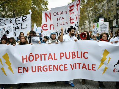Manifestation pour un "plan d'urgence de l'hôpital public", le 14 novembre à Paris - STEPHANE DE SAKUTIN [AFP/Archives]