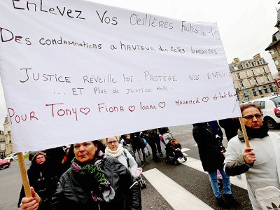 "Appelez le 119" demandent les manifestants en hommage à Tony, 3 ans, battu à mort pour son beau-père, à Reims, le 19 décembre 2016 - FRANCOIS NASCIMBENI [AFP/Archives]