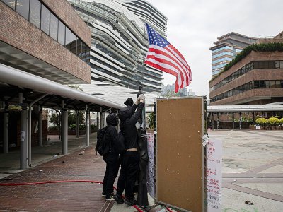Des manifestants installent un drapeau américain dans l'enceinte de l'université polytechnique de Hong Kong, le 20 novembre 2019 - NICOLAS ASFOURI [AFP]