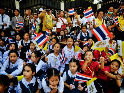 Des écoliers attendent l'arrivée du pape François, le 20 novembre 2019 à Bangkok, en Thaïlande - Lillian SUWANRUMPHA [AFP]