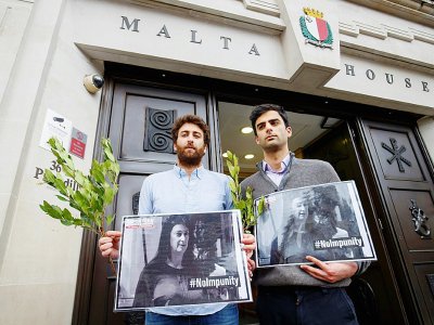 Matthew Caruana Galizia (gauche) et Paul Caruana Galizia, les fils de la journaliste assassinée Daphne Caruana Galizia, lors d'une veillée devant la Haute commission maltaise à Londres six mois après le meurtre, le 16 avril 2018 - Tolga AKMEN [AFP/Archives]