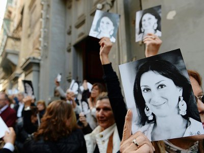 Des Maltais brandissent des photos de la journaliste d'investigation assassinée Daphne Caruana Galizia le 16 avril 2018 à La Valette, six mois après sa mort. - Matthew Mirabelli [AFP]